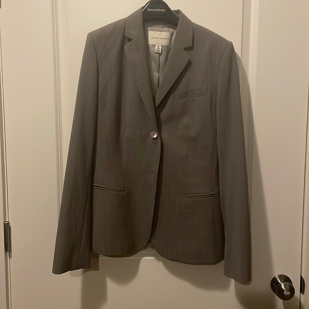 Banana Republic 8 tall suit jacket, Brownish Grey, all buttons in tacked.